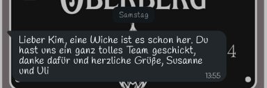 Nachricht auf schwarzem Hintergrund mit weißem Text über ein Treffen.