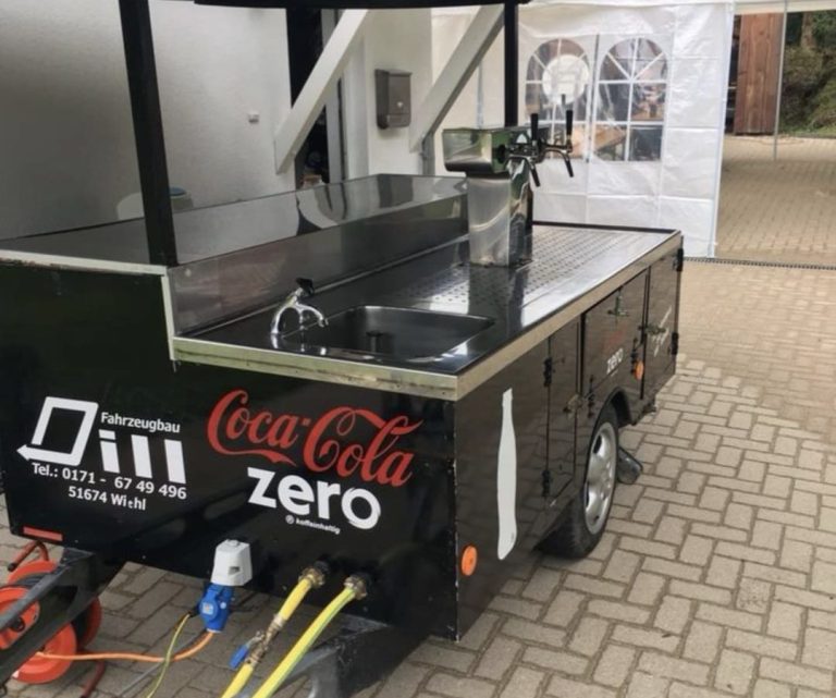 Ein Verkaufswagen mit Coca-Cola Zero Branding, bereit für Getränke-Service.