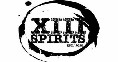 Logo von XIII Spirits, schwarz mit stilisierter Schrift und einem Kreiselement.